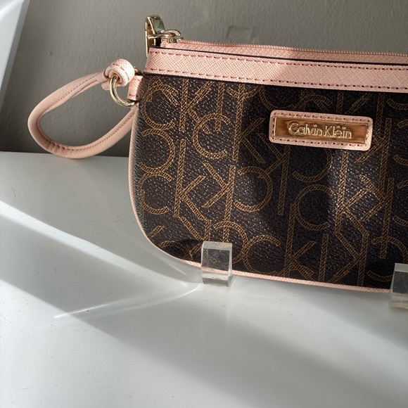 Brand New small Calvin Klein wristlet style shoulder bag. - Picture 3 of 7